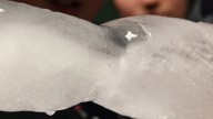 na ledu nejsou žádné výrazné stopy po průchodu struny