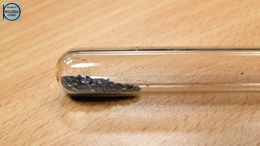 Fotografie: krystalky jódu (pevné skupenství)